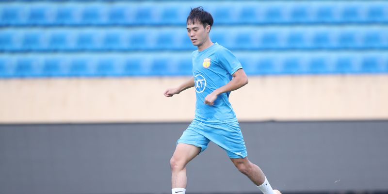 Văn Toàn – “Cơn gió” bền bỉ hàng công Việt